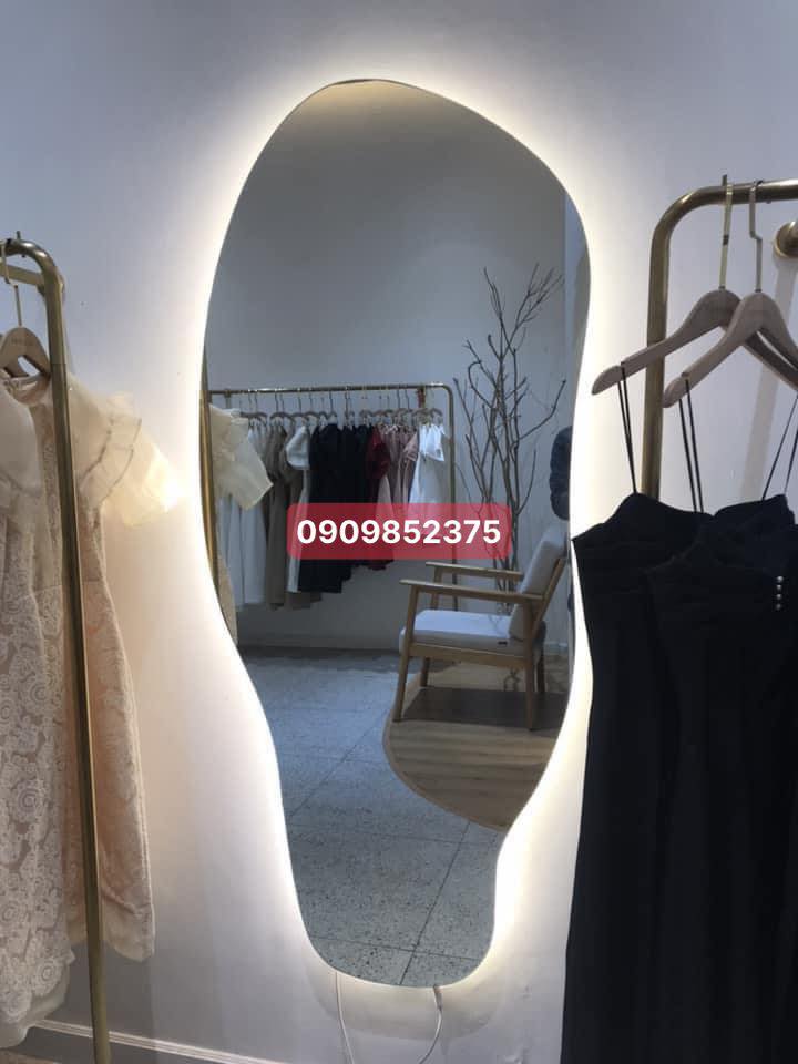Gương soi toàn thân dáng tự do hạt đậu đèn LED hắt sau cao cấp
