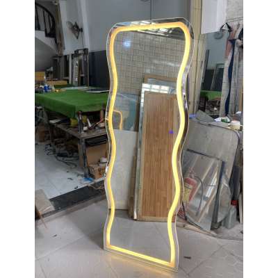 Gương soi toàn thân viền lượn sóng đèn LED âm kính cảm ứng cao cấp